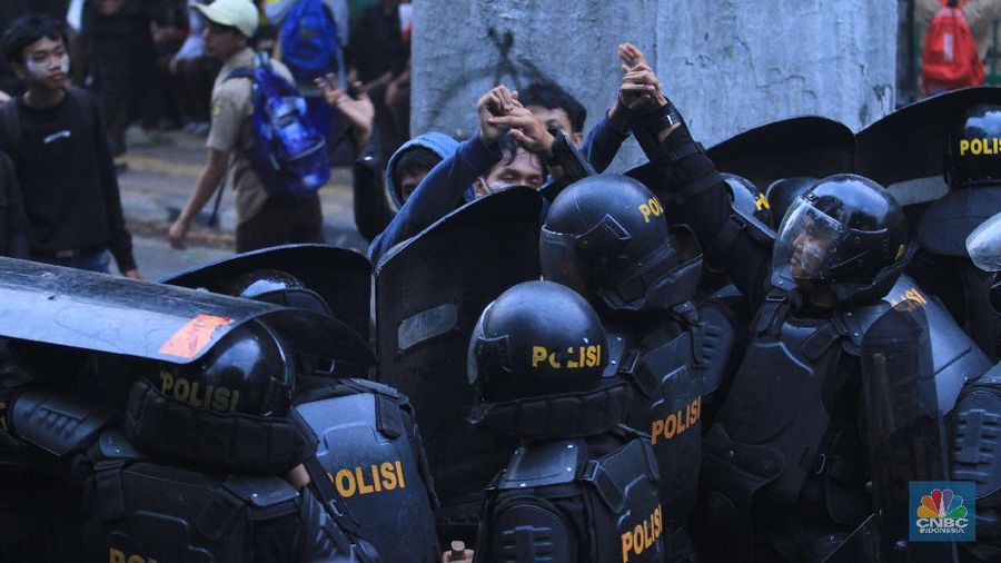 Demo tersebut berujung bentrokan, antara pelajar dengan aparat kepolisian. Massa pelajar dihalau dengan tembakan gas air mata oleh polisi.