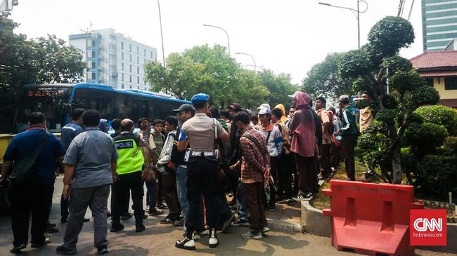 Pelajar SMK Diadang Aparat: Mau Bantu Mahasiswa Demo