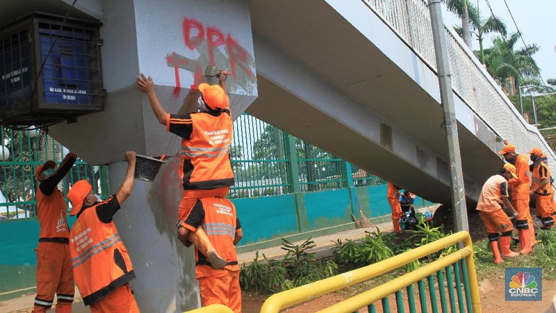 Aksi anarkis pendemo semalam, mengakibatkan sejumlah kerusakan.