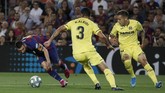 Lionel Messi yang baru pulih dari cedera betis kemudian mengalami cedera pada menit ke-30 setelah berduel dengan pemain Villarreal Javi Ontiveros. (AP Photo/Joan Monfort)