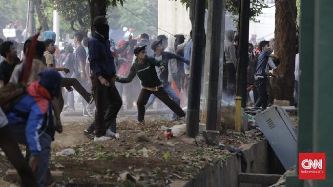 Massa Lempar Batu dan Bom Molotov ke Barikade Polisi