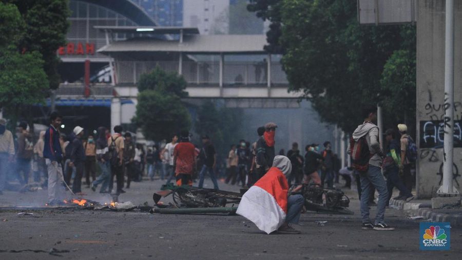 Demo tersebut berujung bentrokan, antara pelajar dengan aparat kepolisian. Massa pelajar dihalau dengan tembakan gas air mata oleh polisi.