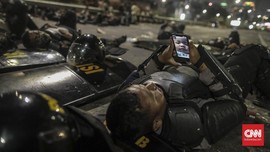 FOTO : Raut Letih, Puing dan yang Tersisa Usai Demo DPR