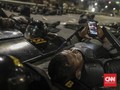 FOTO : Raut Letih, Puing dan yang Tersisa Usai Demo DPR
