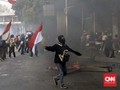 FOTO: Peserta Demo STM Bentrok dengan Polisi di Belakang DPR