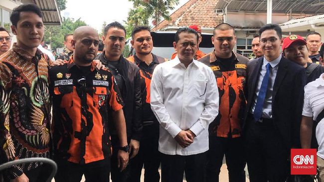 Ketua DPR Jenguk Mahasiswa Pedemo yang Dioperasi di RS Pelni