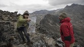 Ilmuwan Johanna Bracho menunjukkan Eloy Torres sampel untuk mempelajari ekosistem Andean, padang rumput yang terletak di antara gletser Humboldt. (AP Photo/Rodrigo Abd)