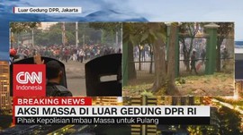 VIDEO: Makin Panas! Massa Berusaha Masuk ke Gedung DPR