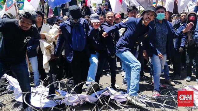 Mahasiswa Surabaya Terobos Kawat Berduri di depan DPRD Jatim