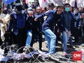 Mahasiswa Surabaya Terobos Kawat Berduri di depan DPRD Jatim