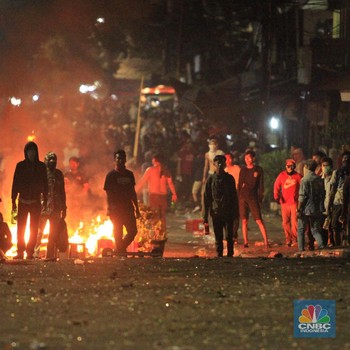 Penampakan Bentrokan Massa & Polisi Hingga Malam Hari