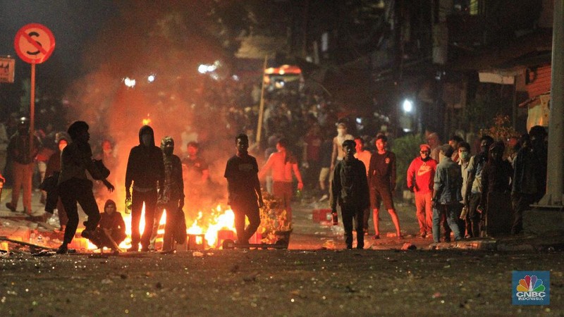 Tembakan gas air mata dilakukan untuk menghalau massa yang telah bertindak anarkis melempari gedung parlemen dari luar.