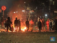 Penampakan Bentrokan Massa & Polisi Hingga Malam Hari