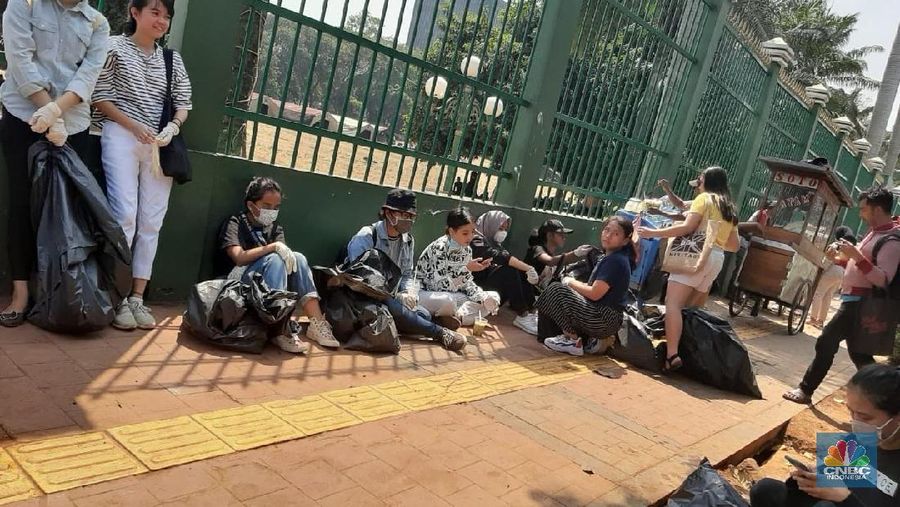 Puluhan remaja ikut serta aksi bersih-bersih tersebut. Meski terik, Awkarin begitu semangat membersihkan jalanan yang dipenuhi sampah plastik.