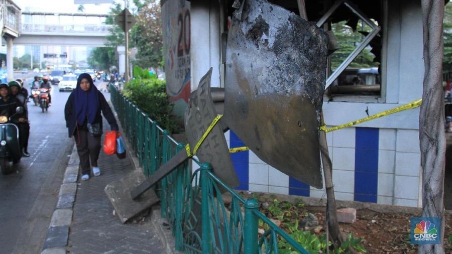 Selain pos polisi, massa juga membakar sejumlah motor yang berada di lokasi tersebut pada Rabu (25/9).