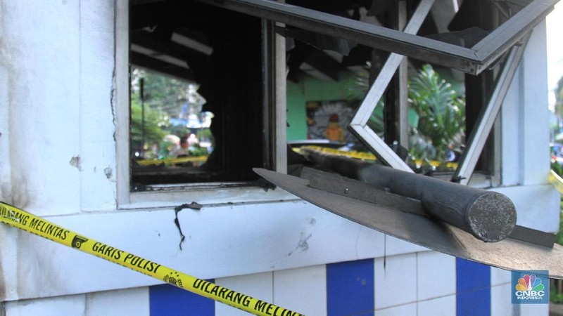 Selain pos polisi, massa juga membakar sejumlah motor yang berada di lokasi tersebut pada Rabu (25/9).