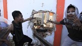 Demonstrasi di depan Gedung DPRD Sulawesi Tenggara, Kendari, yang berujung satu mahasiswa Universitas Halu Oleo (UHO) tewas. (STR / AFP)