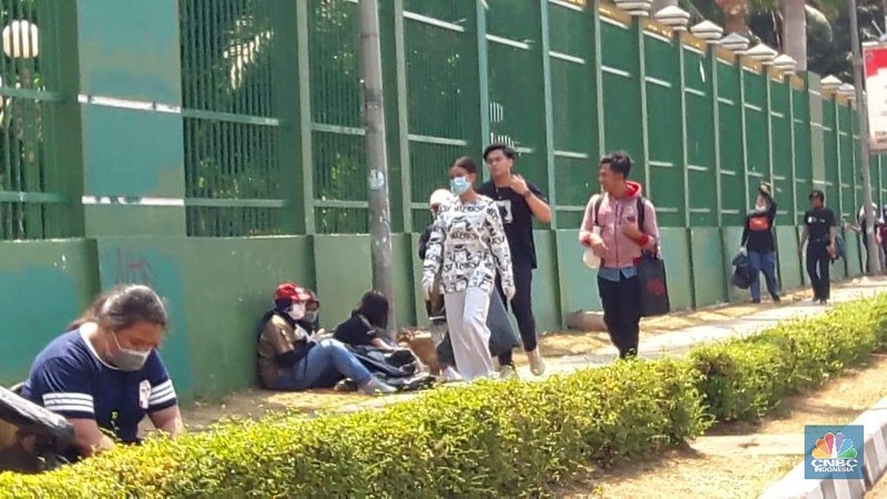 Puluhan remaja ikut serta aksi bersih-bersih tersebut. Meski terik, Awkarin begitu semangat membersihkan jalanan yang dipenuhi sampah plastik.