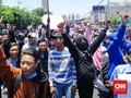 Massa #SurabayaMenggugat Mulai Bergerak, Pelajar STM Mengawal