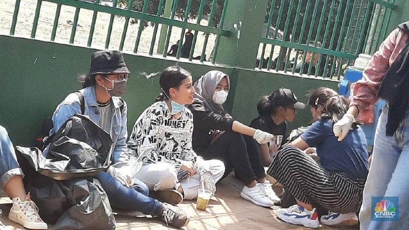 Puluhan remaja ikut serta aksi bersih-bersih tersebut. Meski terik, Awkarin begitu semangat membersihkan jalanan yang dipenuhi sampah plastik.