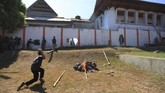 Korban sempat dibawa rekan-rekannya ke RS Korem yang berada tak jauh dari lokasi demonstrasi. (Photo by STR / AFP)