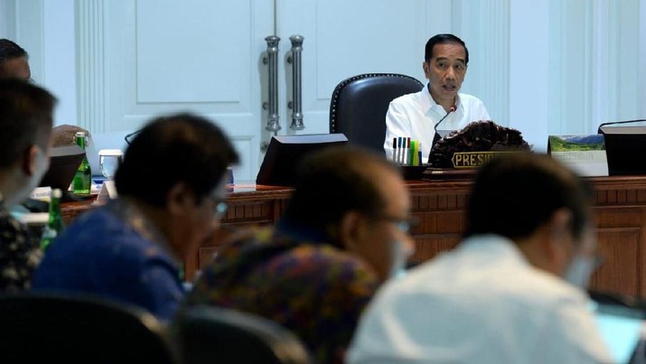 Presiden Joko Widodo (Jokowi) membuka rapat terbatas perdana dengan jajaran menteri Kabinet Indonesia Maju