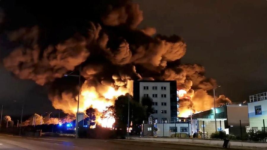 Menurut laporan media, bau tajam mengepung situs kebakaran di Kota Rouen, Perancis tersebut.