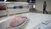 Makanan lain yang bikin penasaran pengunjung ialah Penis Banteng, makanan afrodisiak dari China.