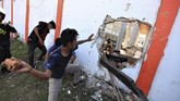 Para mahasiswa membawa korban ke rumah sakit Korem karena jaraknya lebih dekat dari lokasi kejadian. Namun dalam perjalanan, nyawa korban tak bisa diselamatkan. (STR / AFP)