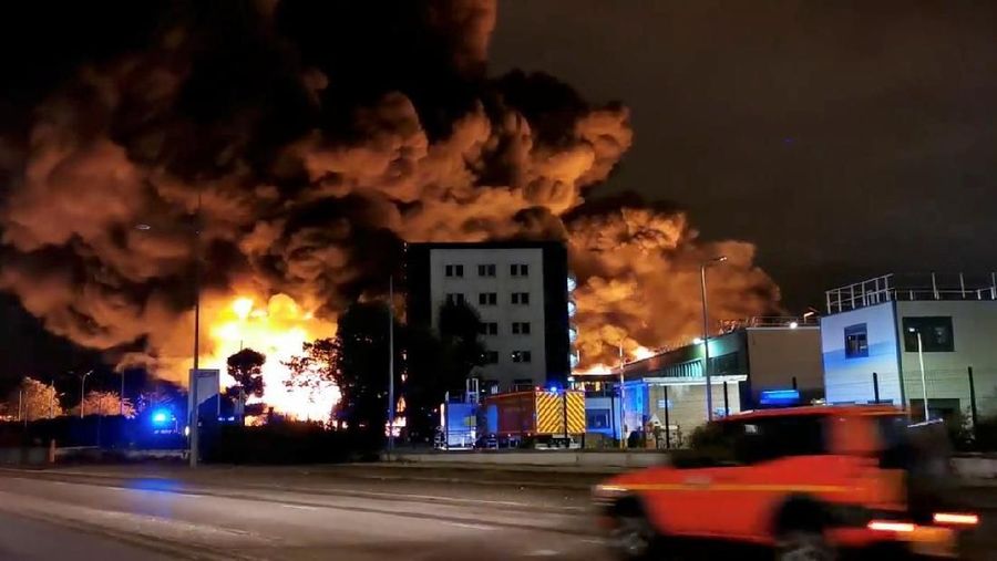 Menurut laporan media, bau tajam mengepung situs kebakaran di Kota Rouen, Perancis tersebut.