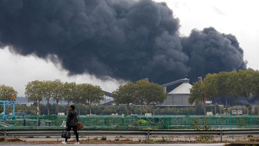 Menurut laporan media, bau tajam mengepung situs kebakaran di Kota Rouen, Perancis tersebut.