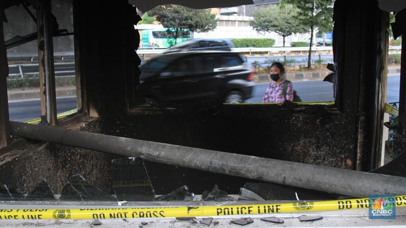 Selain pos polisi, massa juga membakar sejumlah motor yang berada di lokasi tersebut pada Rabu (25/9).