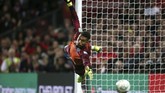 Kiper Rochdale, Robert Sanchez, gagal mengamankan gawangnya di babak adu penalti. Lima eksekutor MU sukses melaksanakan tugas. (Richard Sellers/PA via AP)