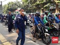 Gas Air Mata Masih Tersisa di dekat DPR, Warga Gunakan Masker
