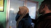Seorang mahasiswa Universitas Haluoleo menangis di depan ruang gawat darurat RS Ismoyo Kendari menanti jenazah rekannya yang tewas tertembak di Kendari, Sulawesi Tenggara, Kamis (26/9). (ANTARA FOTO/Jojon)