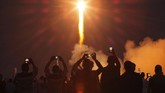 Ketiga astronaut ini akan menempuh perjalanan selama enam jam untuk tiba di ISS. (AP Photo/Dmitri Lovetsky)