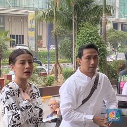 Nyata, Awkarin & Fans Bersih-Bersih di Depan Gedung DPR