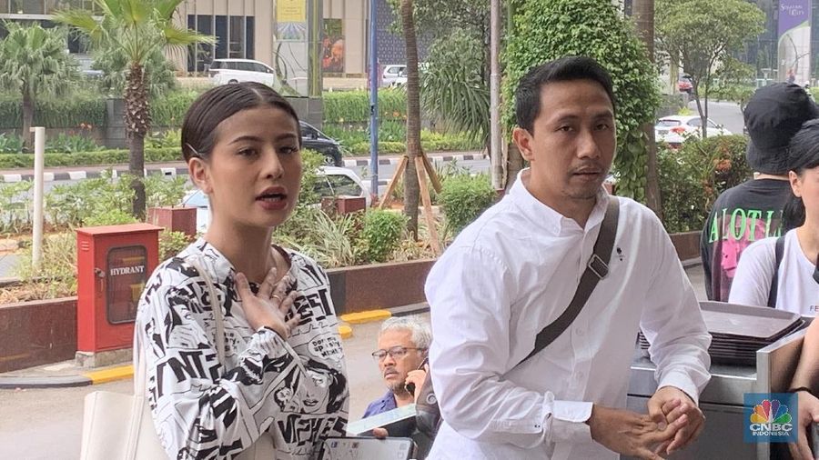Puluhan remaja ikut serta aksi bersih-bersih tersebut. Meski terik, Awkarin begitu semangat membersihkan jalanan yang dipenuhi sampah plastik.