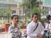 Nyata, Awkarin & Fans Bersih-Bersih di Depan Gedung DPR