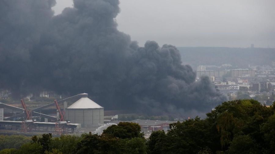 Menurut laporan media, bau tajam mengepung situs kebakaran di Kota Rouen, Perancis tersebut.
