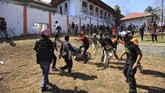 Sejumlah mahasiswa menarik sepeda motor dan merusaknya dari gedung DPRD Provinsi Sulawesi Tenggara setelah menjebol pagar, Kendari, Sulawesi Tenggara. (ANTARA FOTO/Jojon)