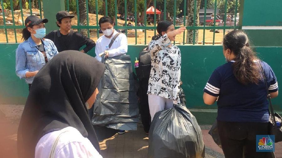 Puluhan remaja ikut serta aksi bersih-bersih tersebut. Meski terik, Awkarin begitu semangat membersihkan jalanan yang dipenuhi sampah plastik.