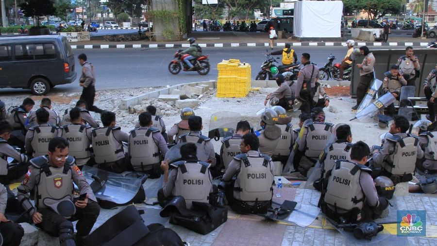 Selain pos polisi, massa juga membakar sejumlah motor yang berada di lokasi tersebut pada Rabu (25/9).