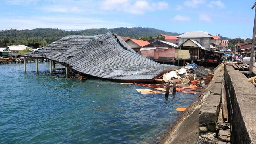 Gempa magnitudo 6,8 di Ambon tak hanya menyebabkan kerusakan fisik tapi juga korban jiwa.