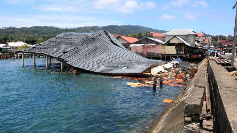 Gempa magnitudo 6,8 di Ambon tak hanya menyebabkan kerusakan fisik tapi juga korban jiwa.