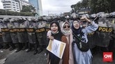 Massa sempat membakar ban dalam aksi itu. Awalnya massa datang dari arah Slipi, Jakarta Barat hendak ke DPR namun polisi menyekat lokasi dengan beton dan kawat berduri. (CNN Indonesia/Bisma Septalisma).