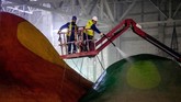 Karena Rusia merupakan negara dengan iklim dingin yang ekstrem, taman hiburan ini dibangun dalam kubah raksasa tahan salju, hujan, dan angin. (AFP/Yuri Kadobnov)