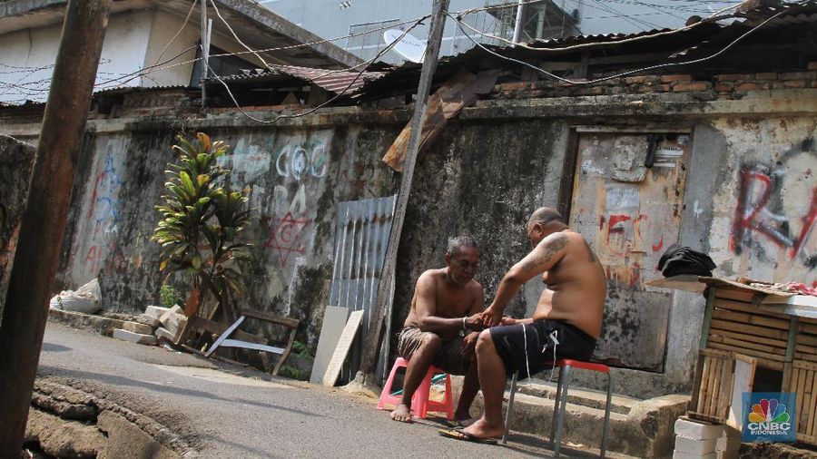 Untuk beraktivitas para warga hanya dapat keluar masuk kampung dari satu pintu saja yang letaknya di samping pos polisi Thamrin City.