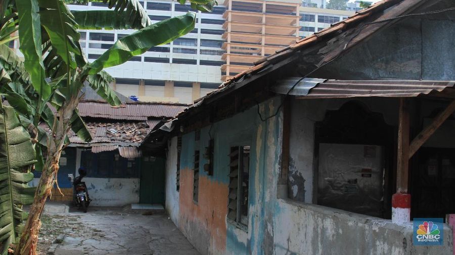 Untuk beraktivitas para warga hanya dapat keluar masuk kampung dari satu pintu saja yang letaknya di samping pos polisi Thamrin City.