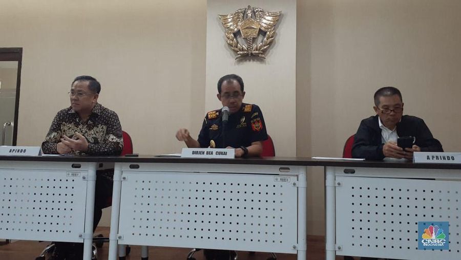 Jasa titip ilegal menjadi perhatian bea cukai.